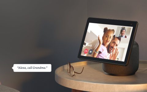 Schermo intelligente con movimento e Alexa: l'Echo Show 10 è scontato su Amazon