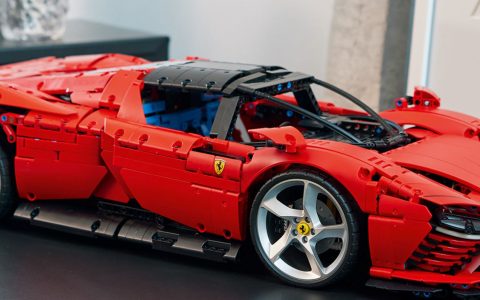 LEGO: Ferrari Daytona in scala 1:8 CROLLA di oltre 100€ su Amazon