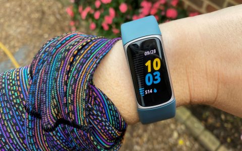 Fitbit Charge 5 è lo smartwatch di Google in offerta ad un prezzo scontatissimo su Amazon