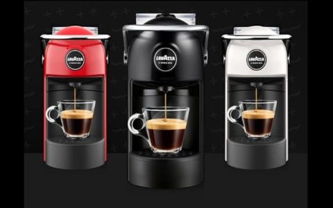 Macchina da caffè Lavazza A Modo Mio in SCONTO + capsule in OMAGGIO!