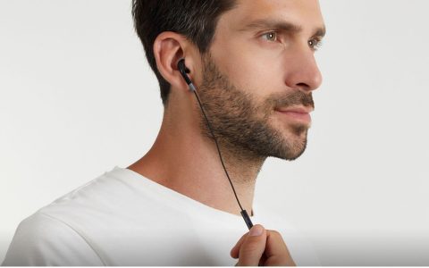 Auricolare mono singolo in-ear perfetto per l'uso quotidiano in offerta su Amazon