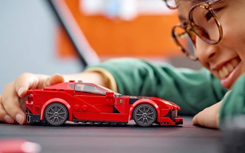 Set LEGO Ferrari 812 Competizione in offerta speciale su Amazon