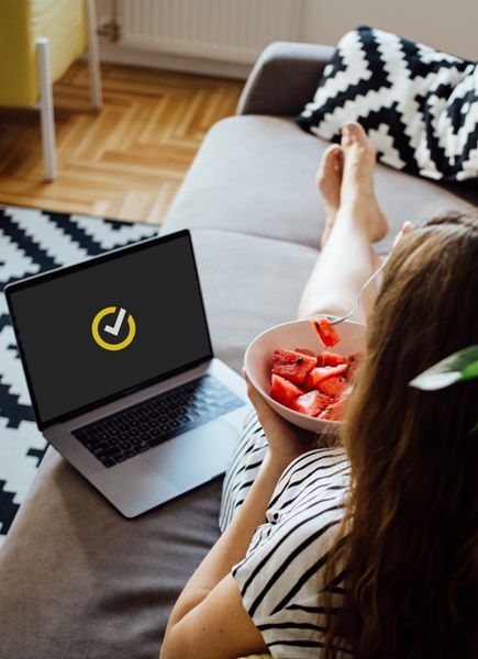 ragazza al computer con norton