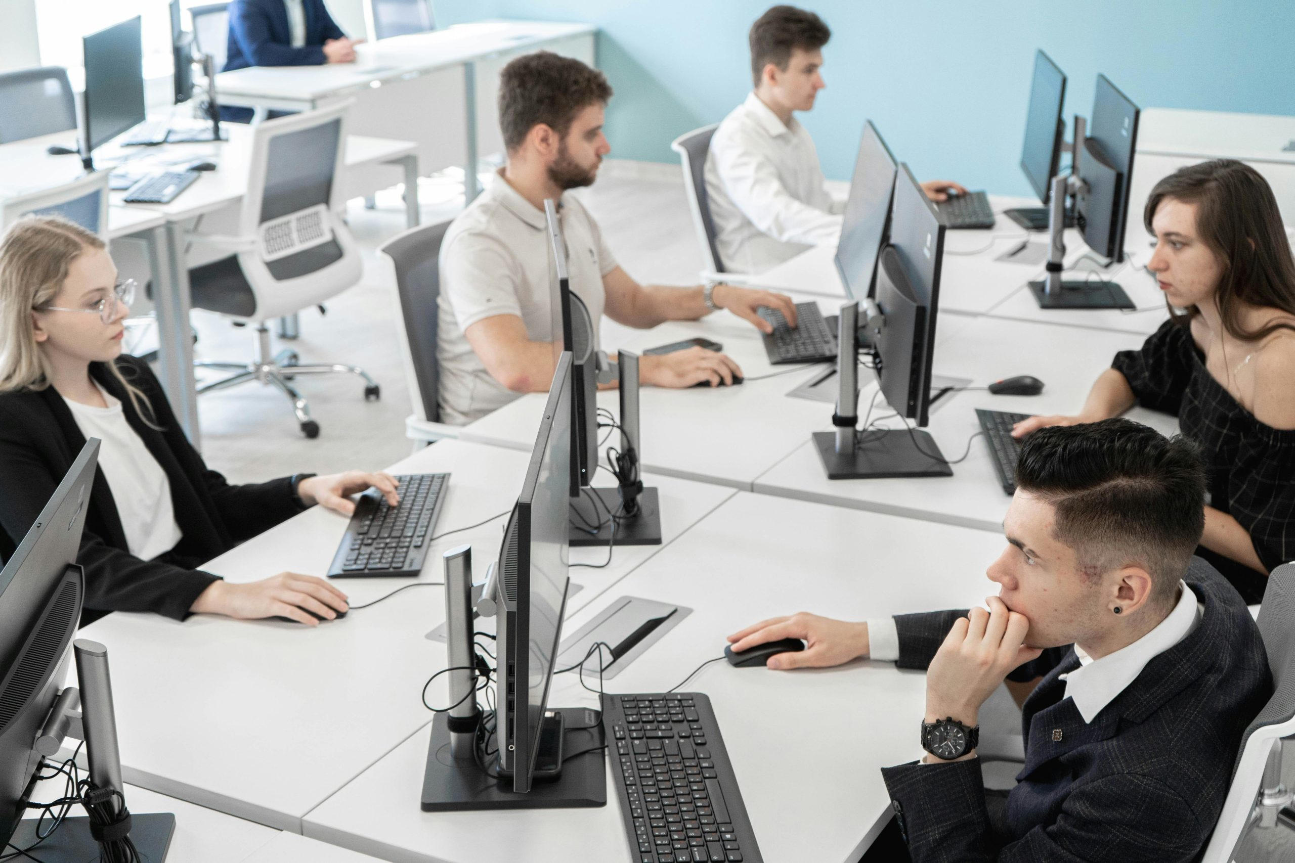 Coworker lavorano al PC alla digitalizzazione aziendale