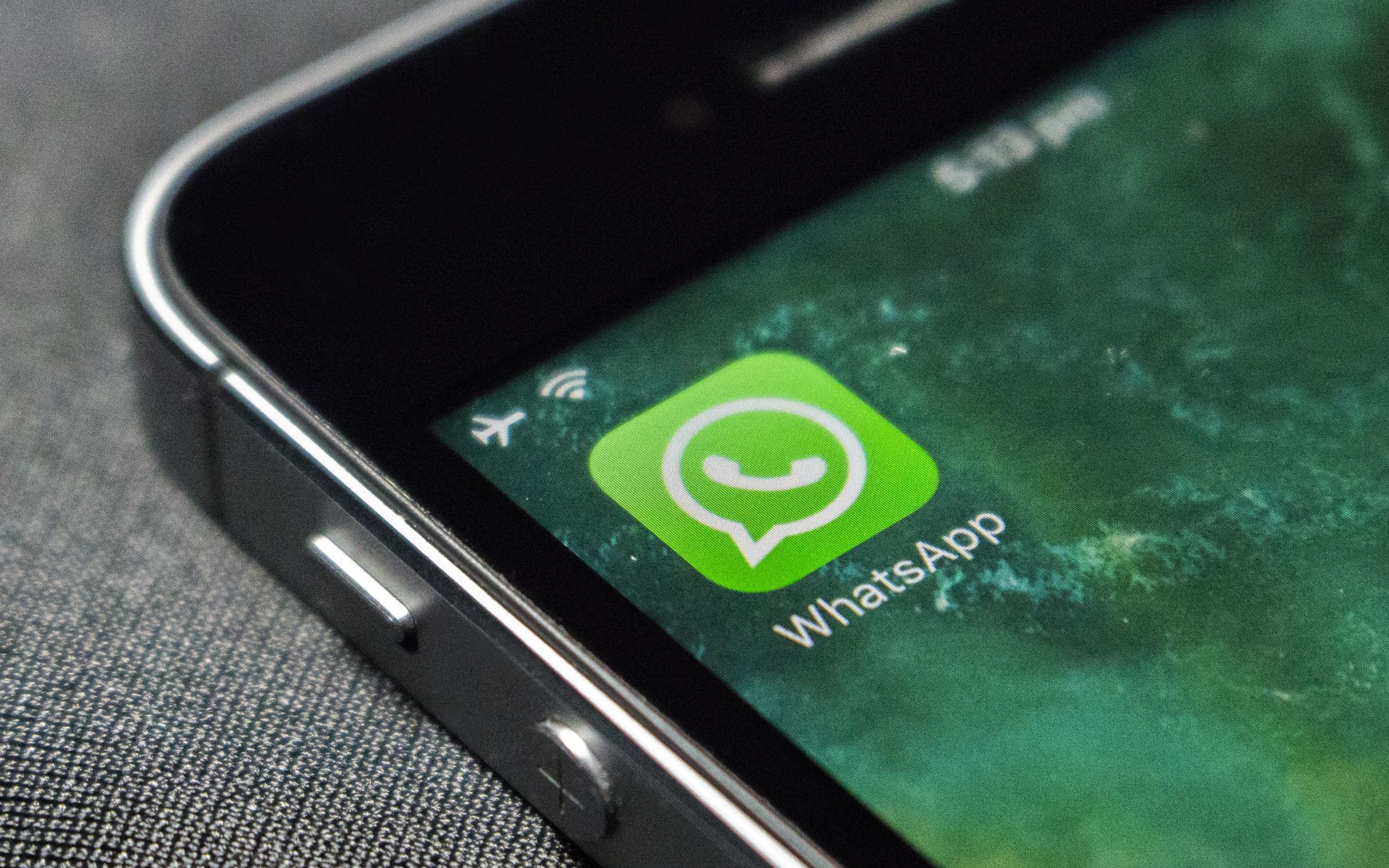 WhatsApp si aggiorna: nuovi strumenti per foto, video e sticker